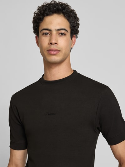 Männermodel trägt Slim Fit T-Shirt mit Label-Stitching von PROHIBITED, Baumwoll-Elasthan-Mix, Rundhalsausschnitt, Nahaufnahme Oberkörper.