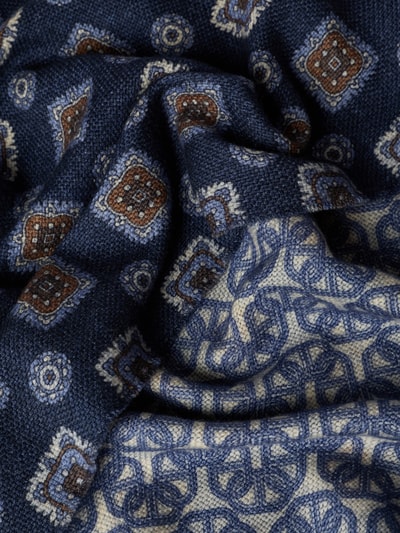 Produktfoto, Doubleface-Schal im Allover-Look von altea aus reiner Baumwolle, rechteckige Form, Muster in Blau und Braun, strukturierte Textur.