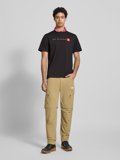 Männermodel trägt Regular Fit T-Shirt mit Logo-Print von The North Face in zwart, katoenmix, ronde hals, heren, Ganzkörperansicht von vorne
