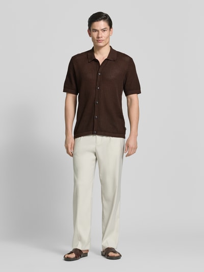 Männermodel trägt Regular Fit Freizeithemd in Strick-Optik Modell 'Owen' von Jack & Jones Premium, Semitransparent, Reine Baumwolle, Kurzärmelig, Kentkragen, durchgehende Knopfleiste, Ganzkörperansicht von vorne.