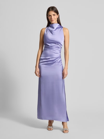 Frauenmodel trägt körpernahes, fliederfarbenes Maxi-Abendkleid aus Satin mit hohem Gehschlitz, Modell 'KESINA' von HUGO, Ganzkörperansicht von vorne.