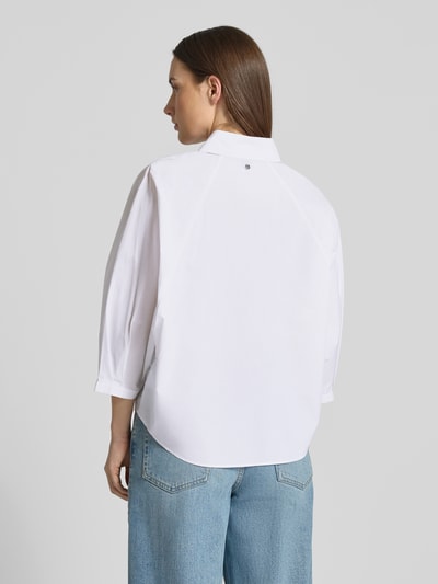 Frauenmodel trägt weiße Oversized Hemdbluse aus reiner Baumwolle Modell 'BELENTA' von BOSS Orange, Ganzkörperansicht Rückansicht