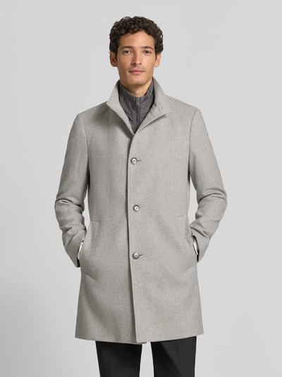 Männermodel trägt Regular Fit Funktionsmantel aus Woll-Mix Modell 'HYDE' von BOSS in Hellgrau, glatte Textur, Ganzkörperansicht von vorne, Herren Funktionsmantel von BOSS.