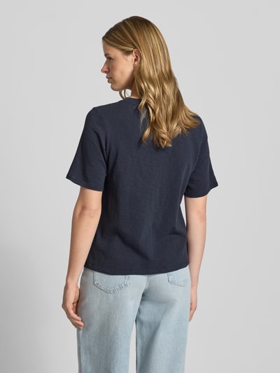 Männermodel trägt Regular Fit T-Shirt aus reiner Baumwolle von Marc O'Polo Denim, Optik: Unifarben, Passform: Regular-Fit, Materialverarbeitung: Jersey, Label-Patch, Rundhals-Ausschnitt, Ärmelform: Kurzarm, Herren T-Shirt, Ganzkörperansicht Rückansicht.