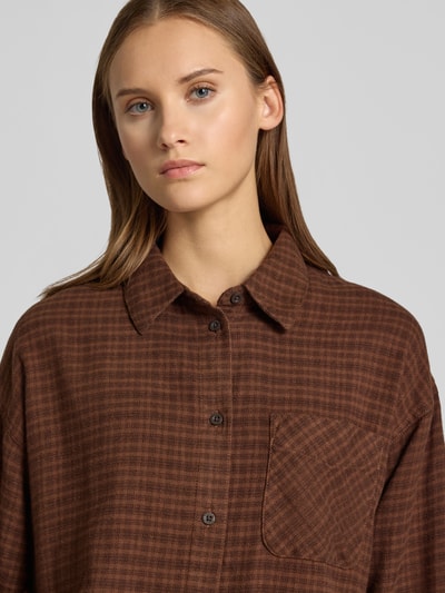 Vrouwenmodel draagt Oversized Fit Hemdbluse aus reiner Baumwolle met borstzak van REVIEW, Puur katoen, bruin geruit, knoopsluiting, overhemdkraag, lange mouw, borstzak, doorlopende knoopsluiting, overshoulder, Nahaufnahme bovenlichaam.