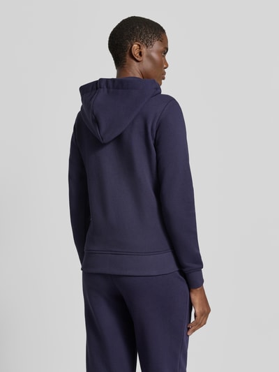 Frauenmodel trägt Regular Fit Sweatjacke aus Baumwoll-Mix von Christian Berg Woman in Dunkelblau, elastische Abschlüsse, Rückansicht.