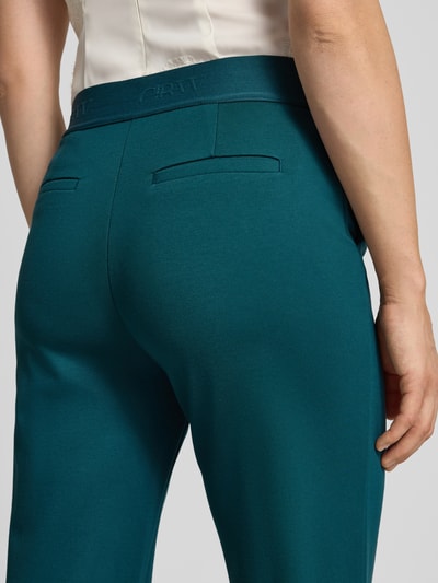 Vrouwenmodel draagt Wide Fit Hose aus Viskose-Mix van Christian Berg Woman in turquoise, viscosemix met achterzakken en elastische band, detailopname rugaanzicht
