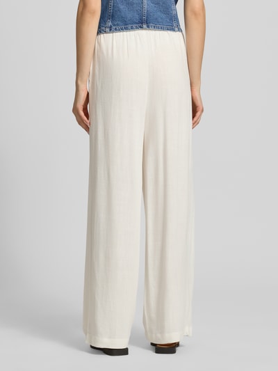 Frauenmodel trägt Loose Fit Weite Hose aus Viskose-Leinen-Mix Modell 'SIESTA' von Only, Two-Tone-Optik, Flammgarn, Ganzkörperansicht Rückansicht.