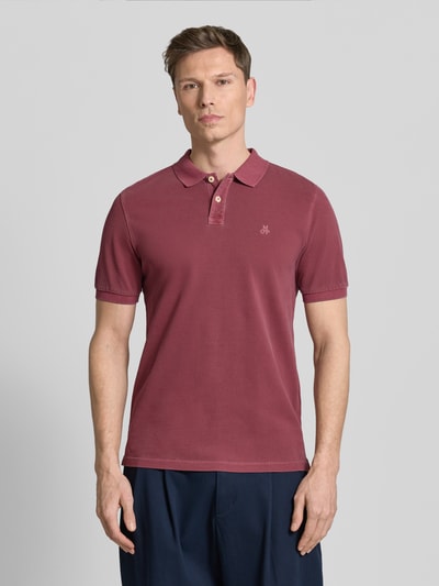 Männermodel trägt Regular Fit Poloshirt aus reiner Baumwolle von Marc O'Polo in Optik: Unifarben, ganzkörperansicht von vorne.