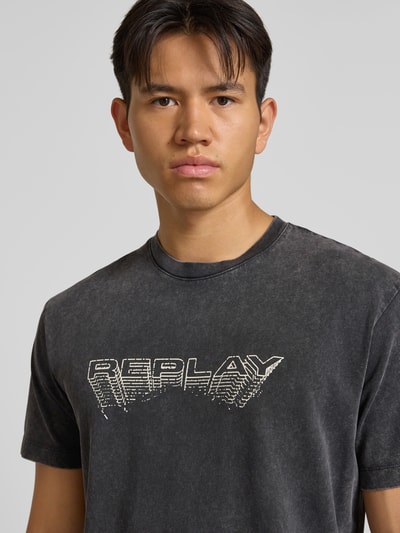 Männermodel trägt Regular Fit T-Shirt aus reiner Baumwolle von Replay mit Melange-Optik und Label-Detail, Nahaufnahme Oberkörper.