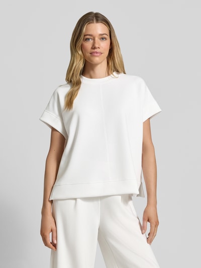 Vrouwenmodel draagt Relaxed Fit T-Shirt uit Modal-Mix van s.Oliver RED LABEL, wit, unikleurig, scuba textuur, korte mouw, voorkant, bovenlichaam close-up