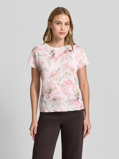 Frauenmodel trägt T-Shirt im Allover-Look mit Strukturmuster von Betty Barclay, mieszanka materiałów z dodatkiem streczu, krój regular fit, wzór na całej powierzchni, fakturowany wzór, okrągły dekolt, długość tyłu w rozmiarze 36: 54 cm, damski t-shirt, Ganzkörperansicht von vorne.