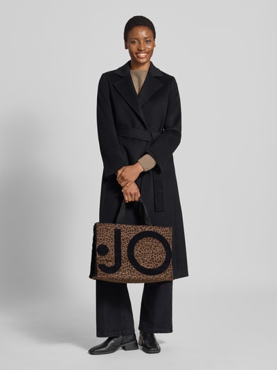 Kobiece model prezentuje Tote Bag in Animal-Optik od Liu Jo White, brązowy ze zwierzęcym wzorem, detal z logo, Główna przegroda z zamkiem błyskawicznym, regulowany pasek na ramię, przegródka wewnętrzna zapinana na zamek błyskawiczny, Szerokość w rozmiarze 1: 42 cm, Długość w rozmiarze 1: 30 cm, Głębokość w rozmiarze 1: 21 cm, Długość paska na ramię w rozmiarze 1: 42 cm, widok całego ciała z przodu