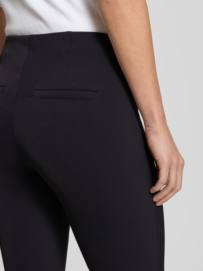 Männermodel trägt czarne spodnie z długo­my szwami, wąski krój, materiał z dodatkiem stretchu, Paspeltaschen z tyłu, Hose mit Längsnähten Modell 'ROS' von Cambio, detailaufnahme z tyłu.