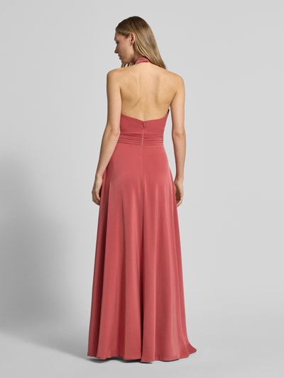 Modelka kobieca nosi 'Abendkleid mit Taillenband' od Laona, satyna w kolorze różowym, krój slim fit, długość maxi, szerokość w rozmiarze 36: 42 cm, długość tylna 140 cm, widok całej sylwetki od tyłu.