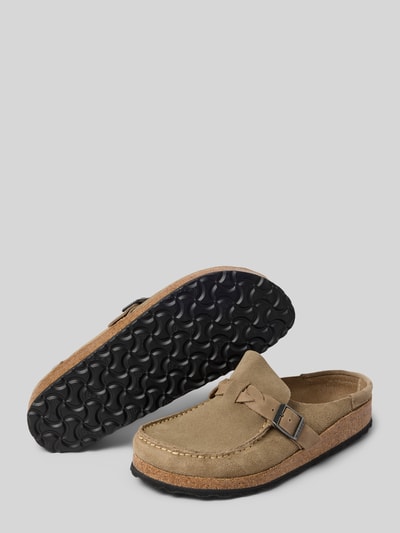 Produktfoto, Clogs aus Veloursleder Modell 'BUCKLEY BRAIDED' von Birkenstock in Beige mit Abgerundete-Spitze, Schlupfform, Absatzhöhe: 3 cm, Schafthöhe: 1 cm, Schaftweite: 7 cm, strukturierte schwarze Sohle, Damen