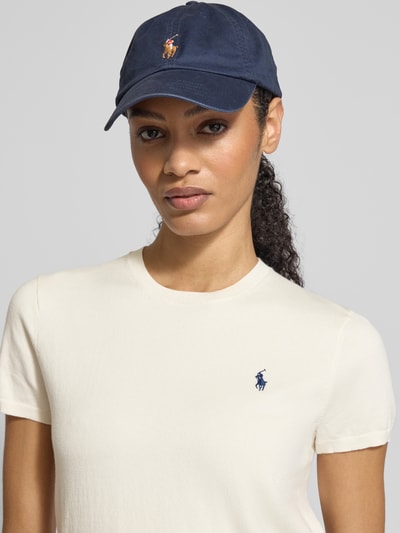 Frauenmodel trägt Regular Fit Kurzarmpullover aus Baumwoll-Mix von Polo Ralph Lauren in Creme, mit Logo-Stitching und Rundhalsausschnitt, elastische Ärmelabschlüsse, Nahaufnahme Oberkörper.