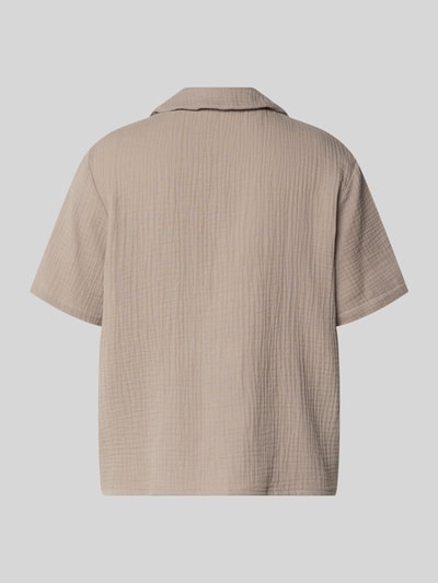 Produktfoto, Relaxed Fit Pyjama-Oberteil mit Brusttasche von Jake*s Casual aus Reiner Baumwolle mit Strukturmuster, sandfarbener Ton, Kurzärmelig, Reverskragen, durchgehende Knopfleiste.