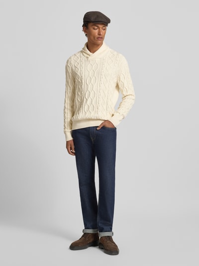 Männermodel trägt Strickpullover mit gerippten Abschlüssen von Gant aus Baumwoll-Mix, Slim Fit, Stehkragen, cremefarben, Ganzkörperansicht von vorne.