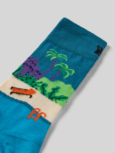 Produktfoto, Socken aus Baumwoll-Mix Modell 'POOL SIDE' von Happy Socks, Mieszanka bawełny i elastanu, detal z logo, żywe kolory, motyw palm i basenu, kontekst: Skarpety męskie od Happy Socks, mieszanka bawełny i elastanu, prążkowany ściągacz, Model 'POOL SIDE', detal z logo