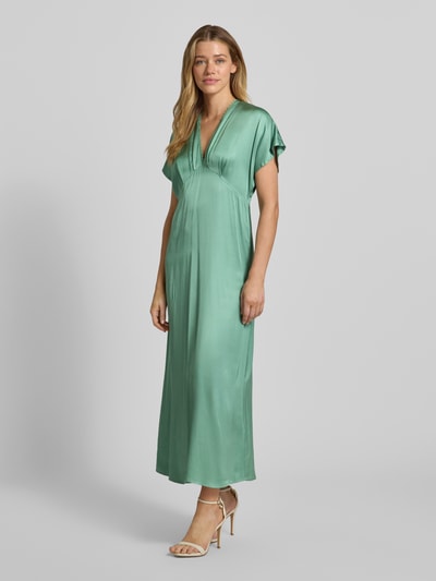 Vrouwenmodel draagt Maxikleid aus Viskose mit V-Ausschnitt van Jake*s Collection, effen groen, a-lijn, met kanten details, volledig lichaam voorkant