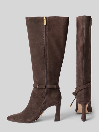 Produktfoto, Overknees aus echtem Leder Modell 'Sirrens' von Steve Madden in Braun, spitz zulaufend, Pfennigabsatz, Zierband in metallic, glatte Sohle, seitlicher Reißverschluss, hochwertige Textur, Absatzhöhe 10 cm, Schafthöhe 40 cm, Schaftweite 20 cm