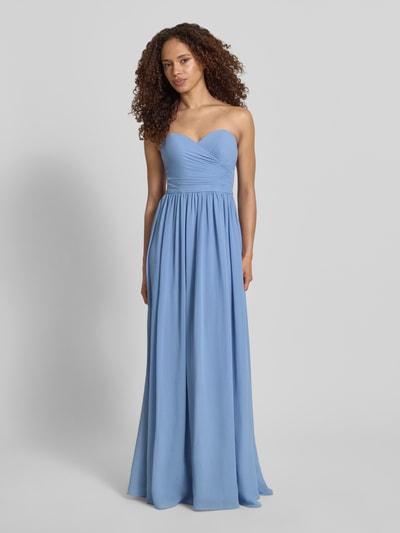 Frauenmodel trägt Maxikleid im Off-Shoulder-Look von Mascara aus Chiffon, Taillierter Schnitt, Rückenreißverschluss, hellblau, Ganzkörperansicht von vorne.