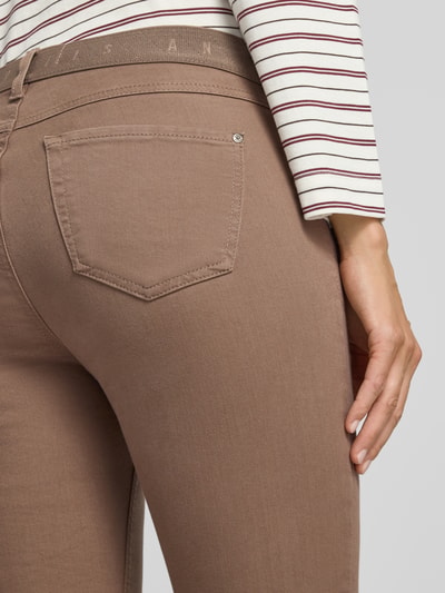 Frauenmodel trägt Slim Fit Jeans aus Baumwoll-Mix Modell 'ORNELLA SPORTY' von ANGELS, braune Farbe, glatte Textur, Nahaufnahme Rückansicht, Damen Slim Fit Jeans von ANGELS.