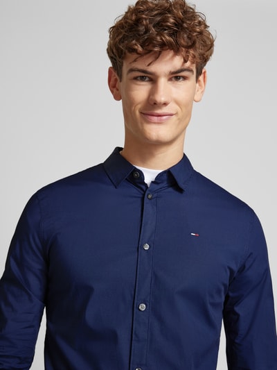 Tommy Jeans Regular Fit Business-Hemd mit Label-Stitching Marine Melange 3