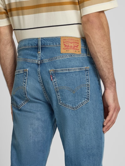 Mężczyzna nosi Slim Fit Jeans aus Baumwoll-Mix Modell '511®' von Levi's®, niebieski denim, tekstura klasyczna, Ganzkörperansicht Rückansicht. Jeansy męskie krój slim fit marki Levi's®.