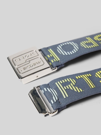 Produktfoto, Gürtel mit Logo-Detail von Marc Cain, elastisches Design in Blau mit gelber Schrift, silberne Schnalle, Nahaufnahme