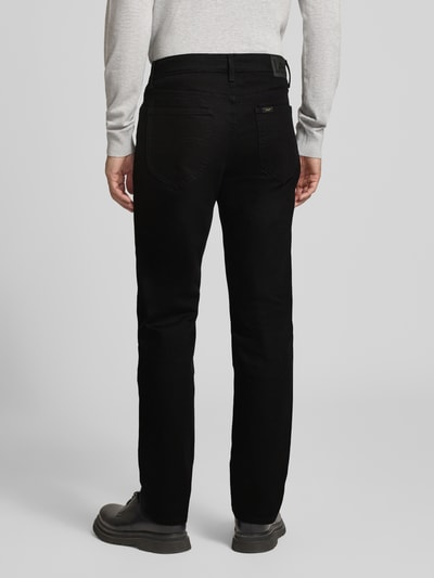 Männermodel trägt schwarze Straight Fit Jeans aus Baumwoll-Mix von Lee, dezente Struktur, Ganzkörperansicht Rückansicht.