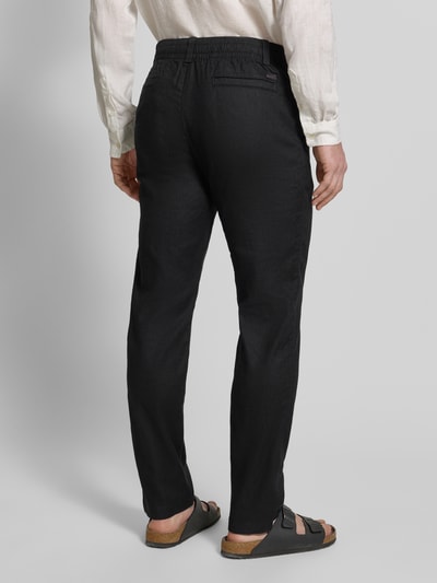 Mężczyznamodel nosi Regular Fit Leinenhose aus Leinen-Mix Modell 'Sanderson-L-3' von BOSS, czarna, krój regular fit, tkanina lniana, tył, widok całej sylwetki