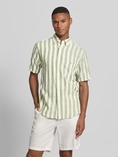 Männermodel trägt Regular Fit Freizeithemd aus Leinen-Baumwoll-Mix von Gant, Streifenmuster, Button-Down-Kragen, Brusttasche, Label-Stitching, grün-weiß, Ganzkörperansicht von vorne.