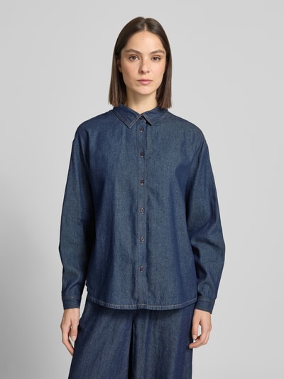 Modelka kobieca nosi Regular Fit Jeanshemd mit Hemdblusenkragen Modell 'ARCHER' od ICHI, bawełna, długość pleców 62 cm, długość rękawa 56 cm, krój regular fit, widok całej sylwetki z przodu.