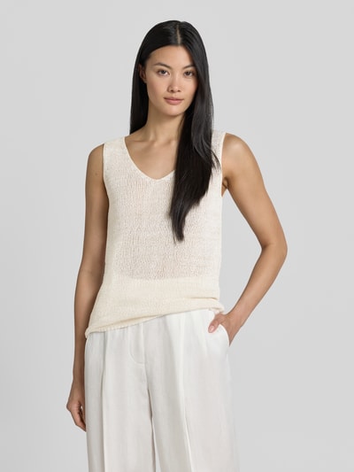 Frauenmodel trägt Regular Fit Top in Strick-Optik von s.Oliver BLACK LABEL in Beige, melierte Textur, Ganzkörperansicht von vorne.