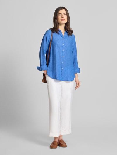 Vrouwenmodel draagt Hemdbluse aus Leinen mit Kentkragen Modell 'MIRA' van 0039 Italy in regular fit, puur linnen, helderblauw, met knoopsluiting en sportmanchetten, wit broek, voorkant volledig zichtbaar, Ganzkörperansicht von vorne.