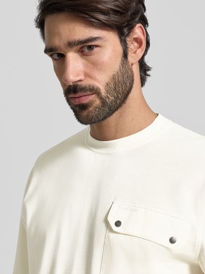 Männermodel trägt Relaxed Fit Langarmshirt aus Baumwoll-Mix von Barbour in Unifarbe mit Brusttasche und Rundhalsausschnitt, Nahaufnahme Oberkörper.