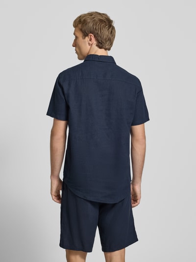 Männermodel trägt Slim Fit Leinenhemd mit Viskose-Anteil Modell 'Bobby' von Blend in Dunkelblau, Leinen-Mix, Kurzärmelig, Rückenlänge 75 cm, Schulterbreite 38 cm, Ganzkörperansicht Rückansicht.