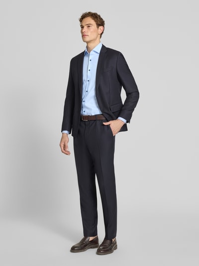 Męski model nosi Body Fit Business-Hemd mit Kentkragen von OLYMP Level Five, mieszanka bawełny z dodatkiem streczu, listwa guzikowa, długość tyłu w rozmiarze 40: 81 cm, szerokość ramion w rozmiarze 40: 44 cm, długość rękawów w rozmiarze 40: 68 cm, garnitur w ciemnym kolorze, jasnoniebieska koszula, gładkie tekstury, pełen widok sylwetki z przodu.