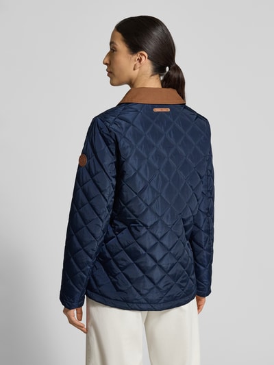 Frauenmodel trägt Regular Fit Steppjacke mit Umlegekragen von Lauren Ralph Lauren in Dunkelblau mit Label Patch, Langarm, Rückansicht.
