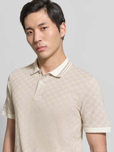 Männermodel trägt Regular Fit Poloshirt mit Logo-Muster Modell 'Jessino' von JOOP! Collection aus reiner Baumwolle, Nahaufnahme Oberkörper.