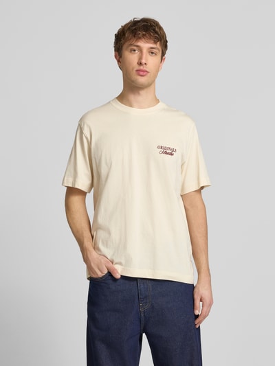 Mannelijk model draagt T-shirt met statementprint model 'NORREBRO' van Jack & Jones, puur katoen, recht model, ronde hals, ruglengte maat M 68 cm, voorkant volledige lichaamsopname.