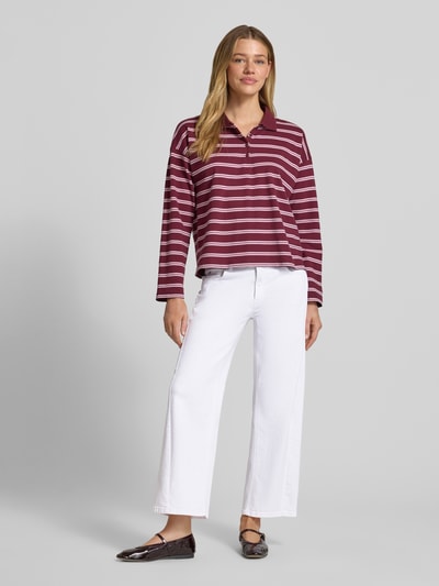 Frauenmodel trägt Wide Fit Stoffhose im 5-Pocket-Design Modell 'Oria' von Cambio, Baumwoll-Mix, weiß, verkürzte Passform, Ganzkörperansicht von vorne.