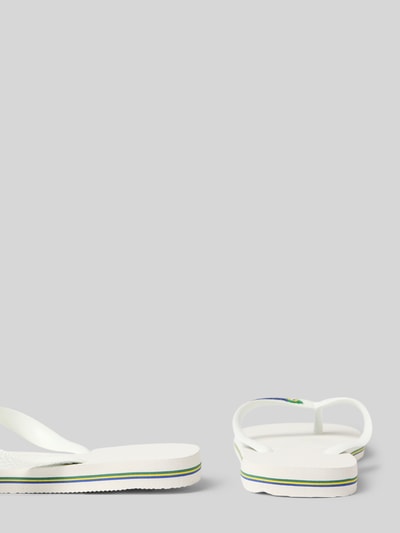 Produktfoto, Slippers mit Logo-Detail Modell 'Brasil' von Havaianas in Weiß mit abgerundeter Passform, offener Ferse, 2 cm Absatzhöhe, 7 cm Schaftweite, strukturierte Oberfläche