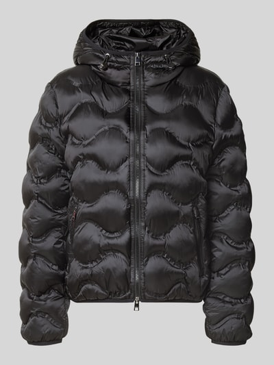 Produktfoto, Steppjacke mit Kapuze und Reißverschlusstaschen von Marc Cain w kolorze czarnym, krój regular fit, tunel, zamek błyskawiczny dwustronny, kieszenie zapinane na zamek błyskawiczny, Długość tyłu w rozmiarze 36: 58 cm, Szerokość ramion w rozmiarze 36: 43 cm, Szerokość klatki piersiowej w rozmiarze 36: 38 cm, Długość rękawów w rozmiarze 36: 62 cm.
