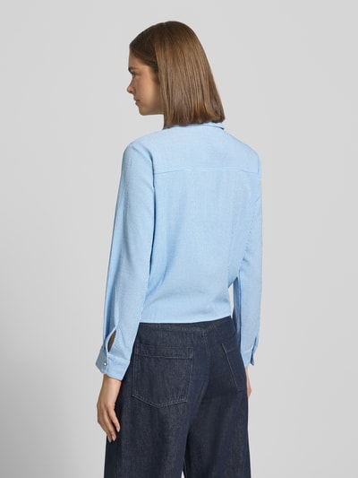 Frauenmodel trägt Regular Fit Hemdbluse mit Viskose-Anteil Modell 'LECEY' von Only, Optik: Unifarben, Ganzkörperansicht Rückansicht.