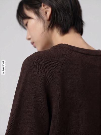 Vrouwenmodel draagt Relaxed Fit Pullover met alpaca-aandeel van s.Oliver RED LABEL in donkerbruin, detailopname schouder, KI-modificeerd beeld