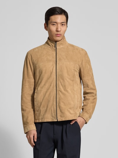Männermodel trägt Regular Fit Lederjacke aus echtem Ziegenvelours Modell 'JIMMY-S' von Strellson, Optik: Unifarben, Stehkragen, Reißverschluss, Langarm, Manschette, Napoleontasche, seitliche Eingrifftaschen, Materialverarbeitung: Velours, Material: Ziegenleder, sandfarbener Ton, samtartige Textur, Ganzkörperansicht von vorne.