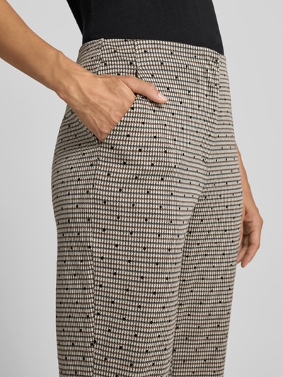 Frauenmodel trägt Slim Fit Hose mit Viskose-Anteil Modell 'Kate' von ICHI mit feinem Karomuster, Eingrifftaschen, Nahaufnahme Oberkörper.